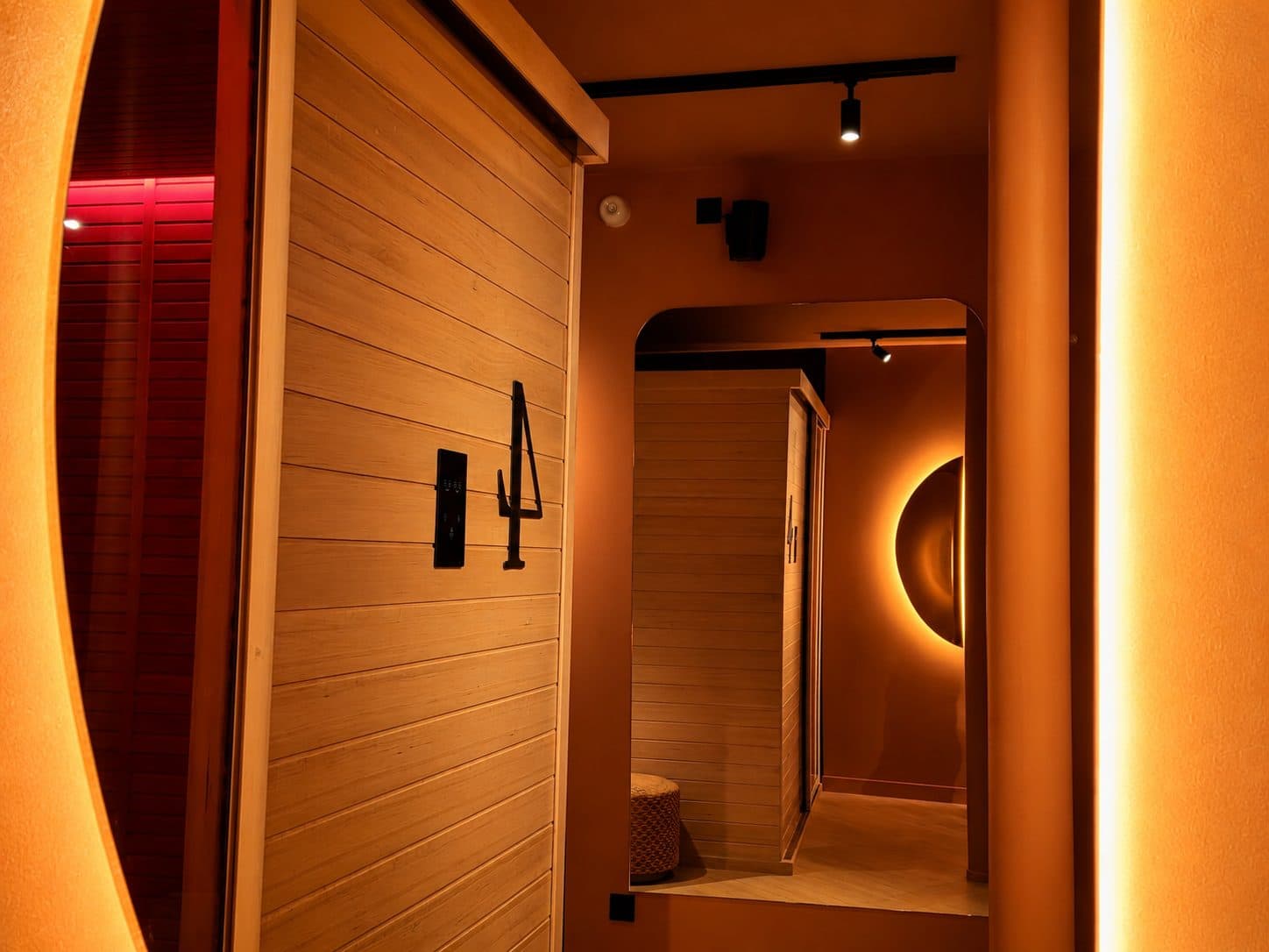 Une cabine Spark et son miroir de lumière, au bout d'un couloir feutré